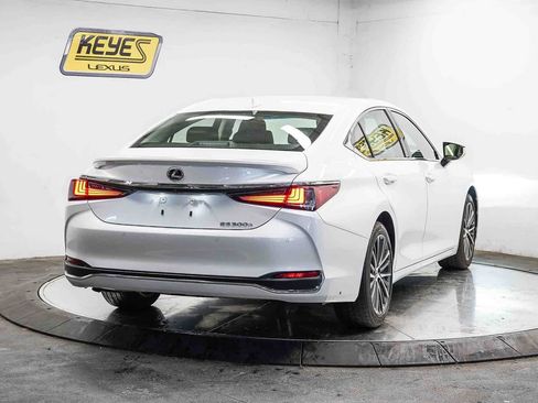 Certified 2025 Lexus ES 300h w/ Premium Package FWD image 4