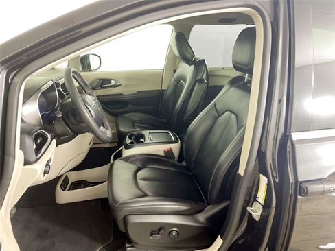 Used 2024 Chrysler Pacifica Touring-L image 11