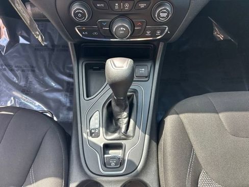 Used 2019 Jeep Cherokee Latitude w/ Popular Appearance Group FWD image 28
