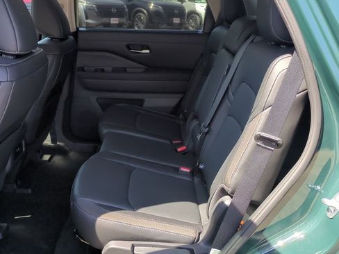 Used 2025 Nissan Pathfinder SL image 14