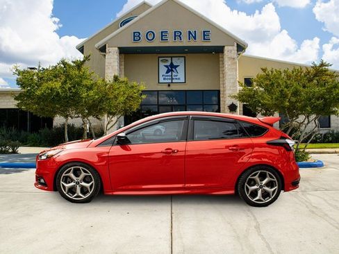 Used 2016 Ford Focus ST image 2