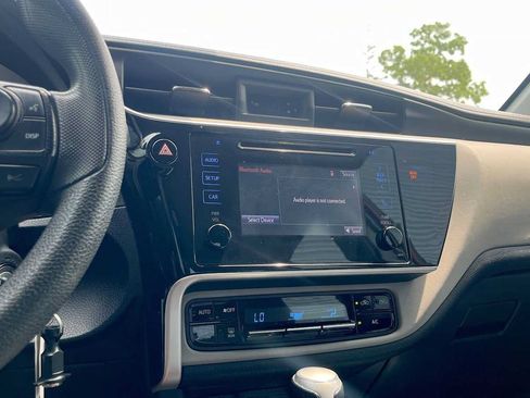 Used 2018 Toyota Corolla LE FWD image 40
