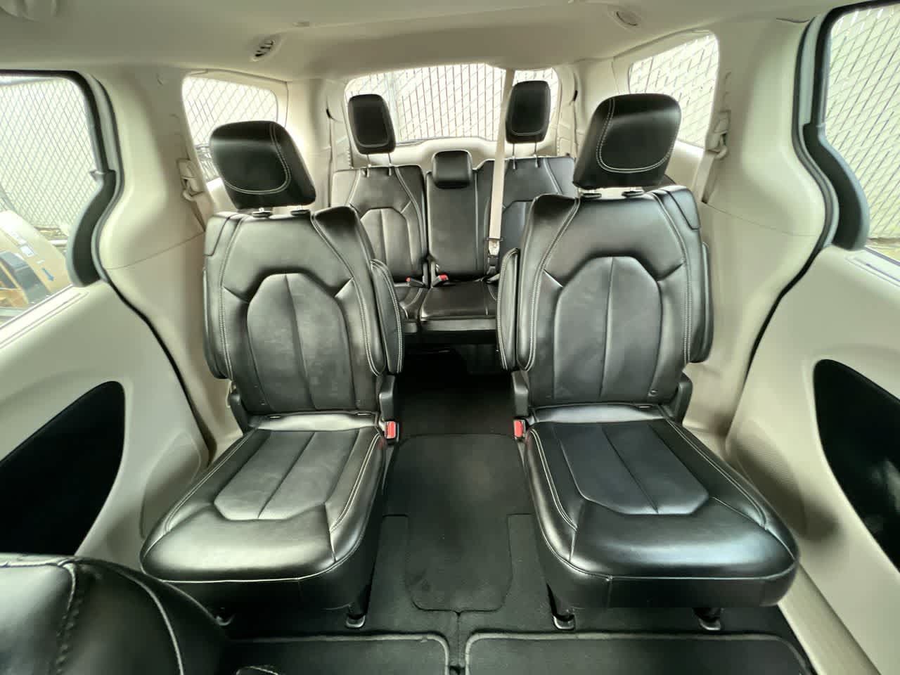 Used 2024 Chrysler Pacifica Touring-L FWD image 23