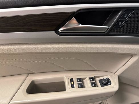 Used 2023 Volkswagen Atlas SE w/ Black Wheel Package image 10