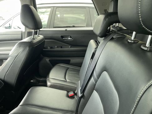 Used 2023 Nissan Pathfinder SL image 16