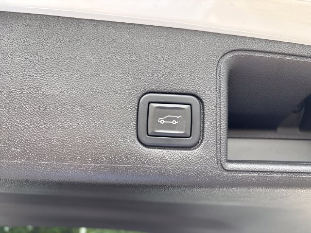 Used 2022 GMC Terrain SLT w/ LPO, Floor Liner Package AWD/4WD image 23