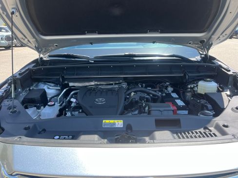 Certified 2024 Toyota Highlander Platinum FWD image 18