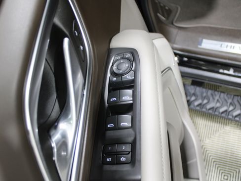 Used 2024 Chevrolet Suburban Z71 w/ Luxury Package image 7