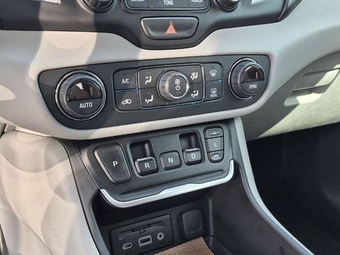 Used 2018 GMC Terrain SLE w/ Driver Convenience Package FWD image 9