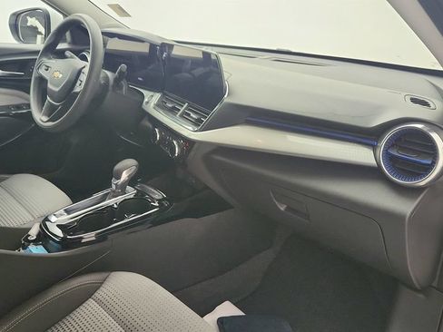 Certified 2025 Chevrolet Trax LT FWD image 22