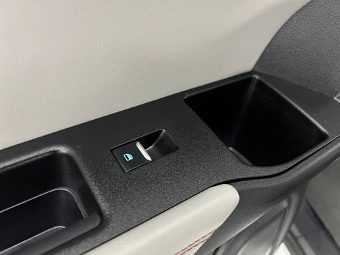 Used 2025 Ford Explorer Active w/ Active Comfort Package image 17