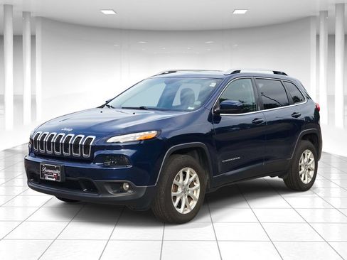 Used 2018 Jeep Cherokee Latitude w/ Cold Weather Group AWD/4WD image 7
