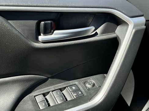 Used 2025 Toyota RAV4 XLE image 21