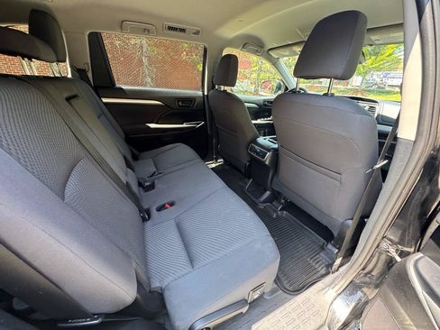 Used 2019 Toyota Highlander LE AWD/4WD image 16