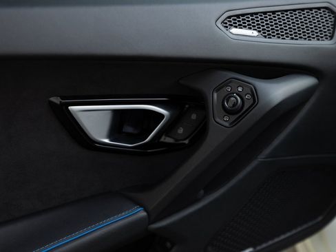 Used 2020 Lamborghini Huracan EVO image 32