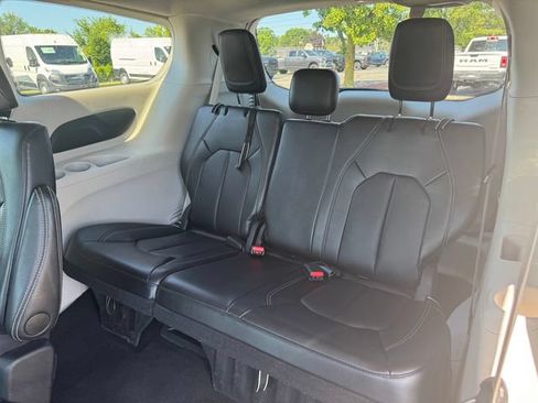 Certified 2024 Chrysler Pacifica Touring-L FWD image 20