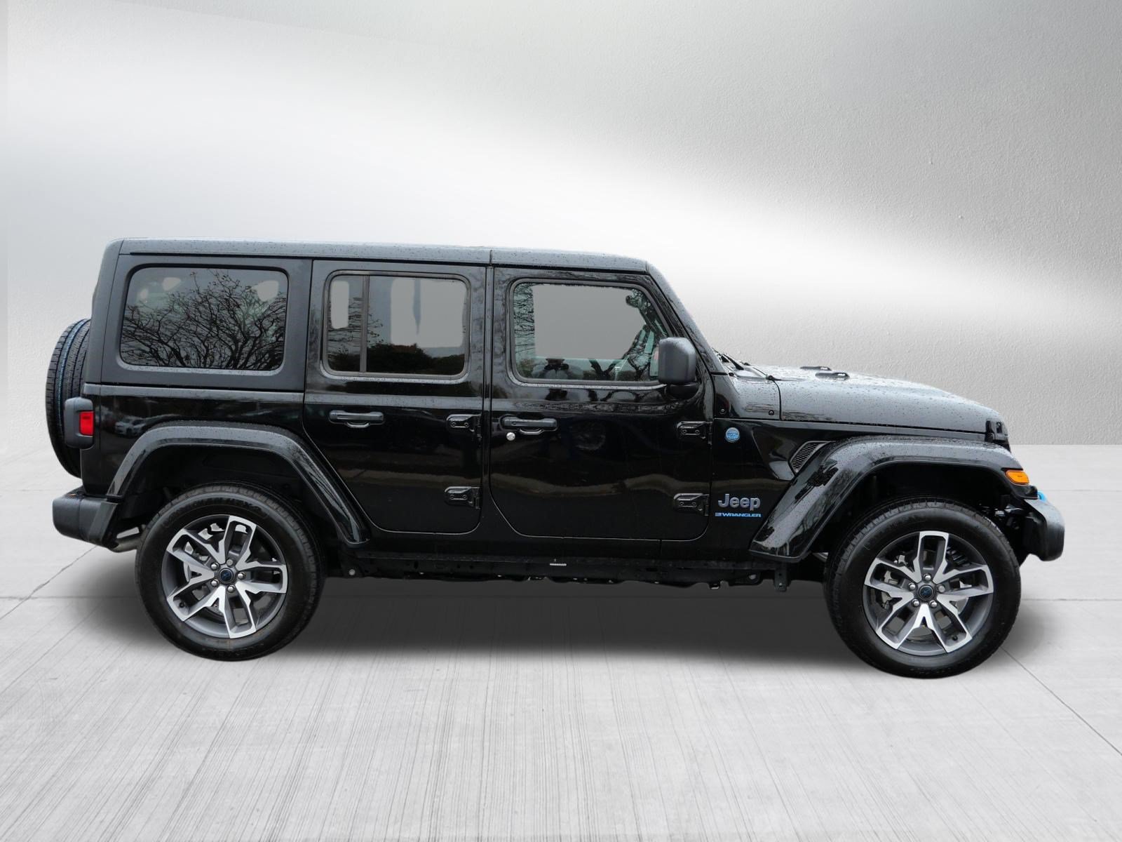 Used 2024 Jeep Wrangler Unlimited w/ Convenience Group AWD/4WD image 9