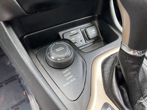 Used 2016 Jeep Cherokee 75th Anniversary image 34