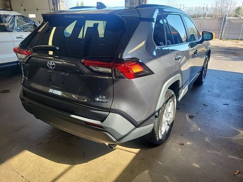 Used 2022 Toyota RAV4 LE image 5