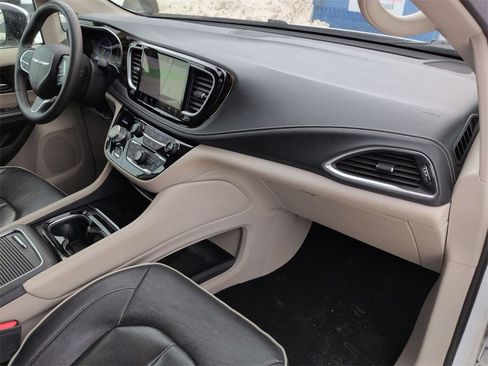 Used 2023 Chrysler Pacifica Limited image 29