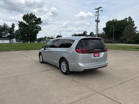 Used 2023 Chrysler Pacifica Touring-L FWD image 5