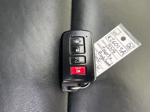Used 2019 Toyota Highlander XLE AWD/4WD image 26
