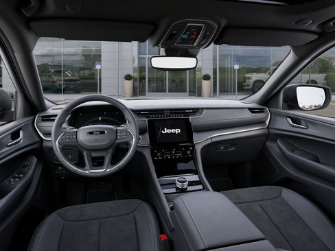 Used 2025 Jeep Grand Cherokee Altitude image 37