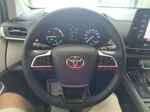 Used 2024 Toyota Sienna XLE FWD image 13