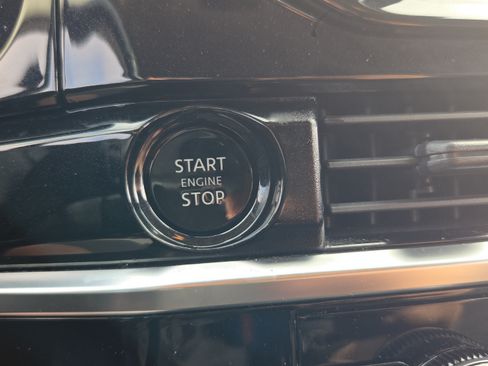 Used 2025 Nissan Pathfinder SV FWD image 30