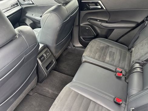 Used 2025 Mitsubishi Outlander SE image 12