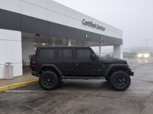 Used 2018 Jeep Wrangler Unlimited Sahara image 5