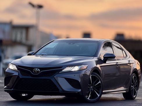 Used 2018 Toyota Camry XSE FWD image 1