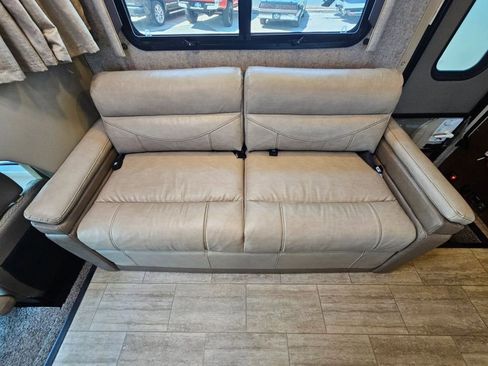 Used 2019 Ford F550 2WD Regular Cab Super Duty w/ XLT Value Package image 13