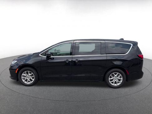 Used 2024 Chrysler Pacifica Touring-L FWD image 9
