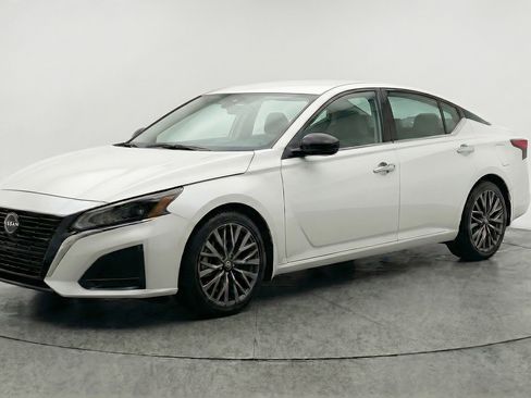 Used 2025 Nissan Altima 2.5 SV FWD image 3