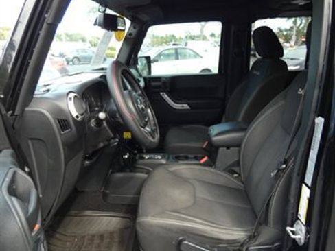 Used 2017 Jeep Wrangler Unlimited Sahara w/ Connectivity Group image 37