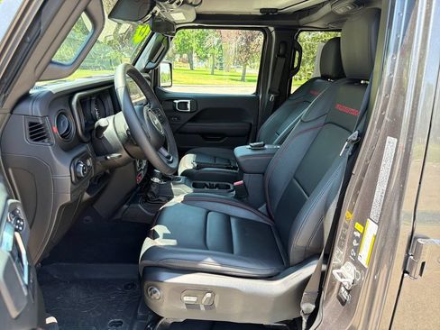 Used 2025 Jeep Gladiator Rubicon w/ Convenience Group AWD/4WD image 11