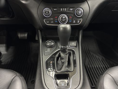 Used 2020 Jeep Cherokee Limited AWD/4WD image 21