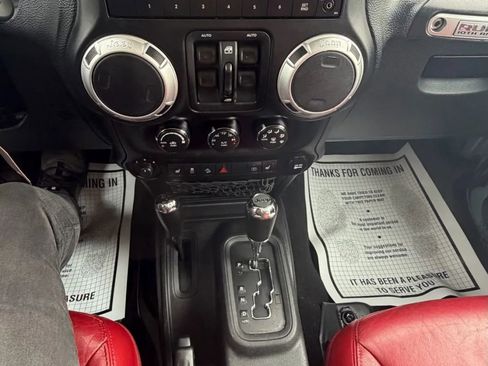 Used 2013 Jeep Wrangler Unlimited Rubicon image 25