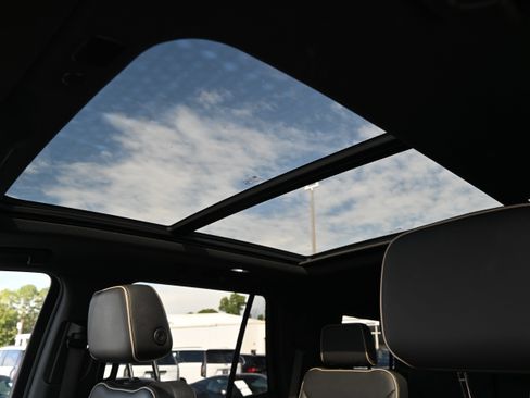 Used 2021 Chevrolet Tahoe Premier w/ Premium Package image 5