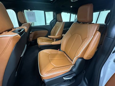 Used 2025 Chrysler Pacifica Pinnacle FWD image 22