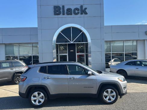 Used 2019 Jeep Compass Latitude w/ Safety & Security Group image 2