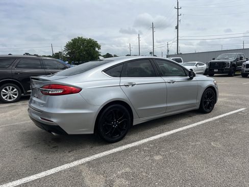 Used 2020 Ford Fusion SE w/ Equipment Group 151A FWD image 2