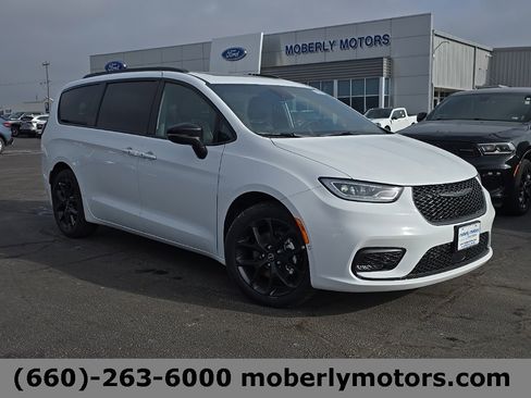 New 2026 Chrysler Pacifica Limited w/ S Appearance Package image 1