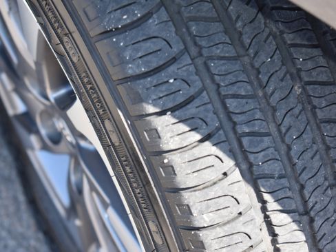 Used 2022 Toyota Prius Limited w/ Premium Convenience Package FWD image 11