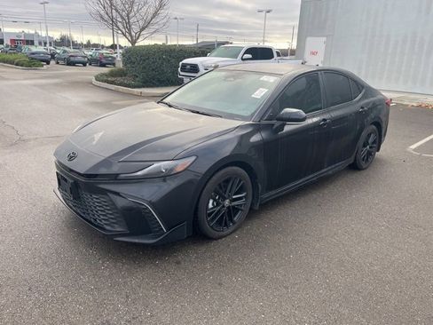 Used 2025 Toyota Camry SE image 1