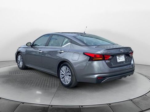 Used 2024 Nissan Altima 2.5 SV FWD image 3
