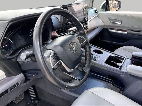 Used 2024 Toyota Sienna XLE FWD image 18