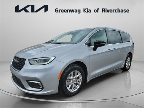 Used 2024 Chrysler Pacifica Touring-L image 3