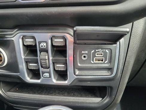 Used 2020 Jeep Wrangler Unlimited Sahara w/ Uconnect 4C Nav & Sound Group AWD/4WD image 36